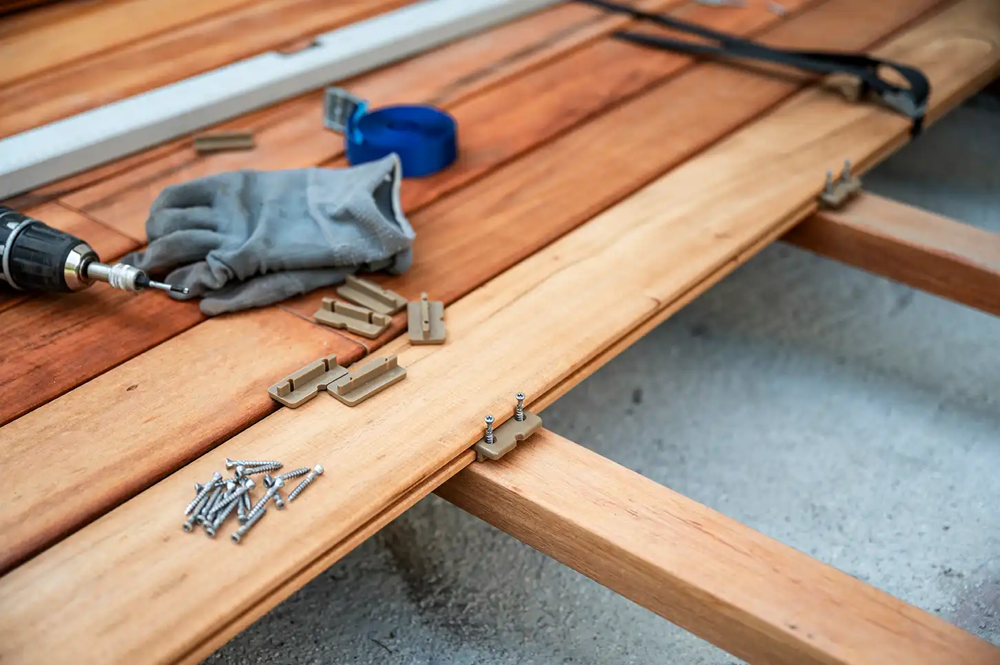 Verlegung von Terrassendielen mit Clip-System auf einer Holzunterkonstruktion