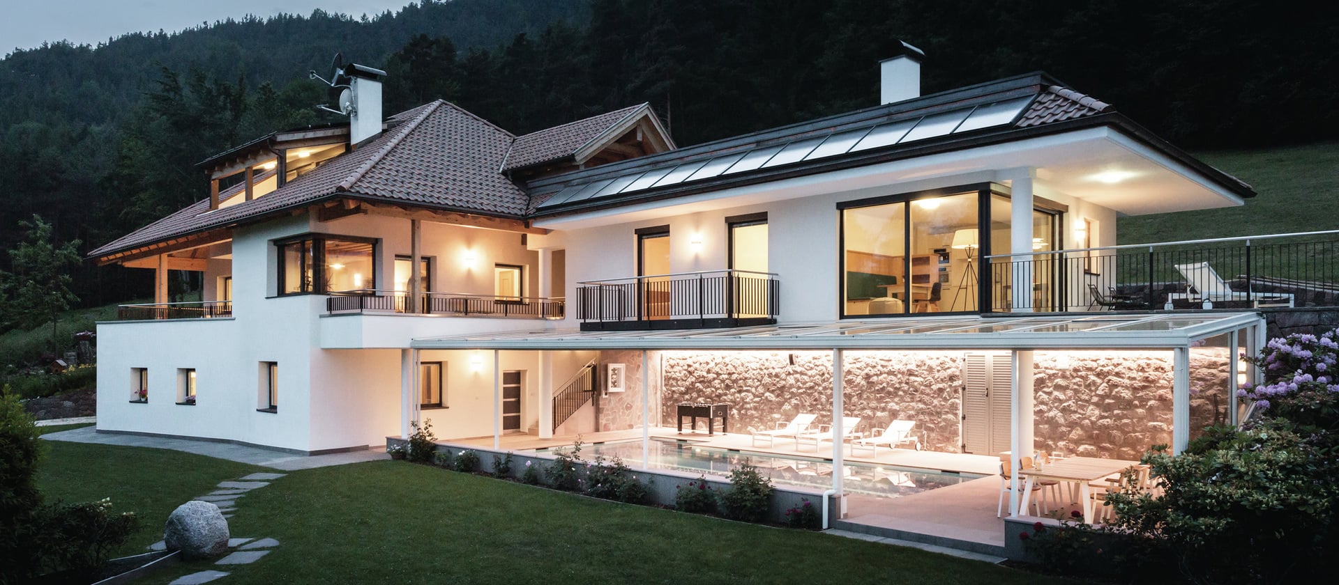 Wohnhaus bei Abendlicht mit großflächiger Finstral Verglasung