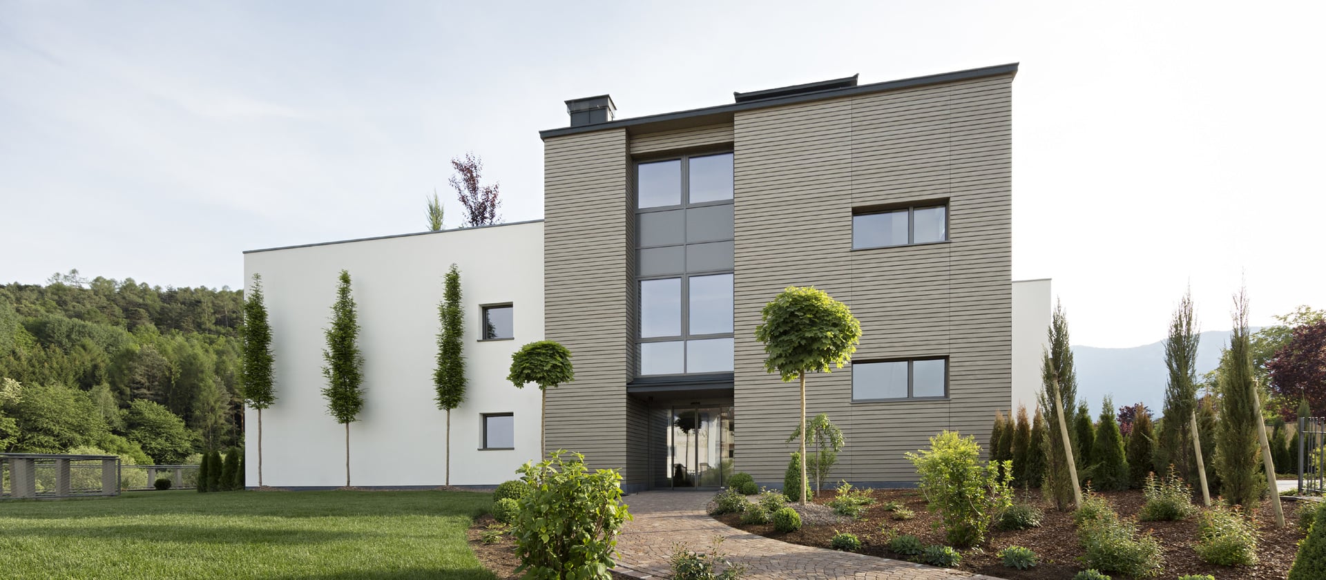 Mehrfamilienhaus mit Finstral Aluminium-Fenstern in dunkler Ausführung