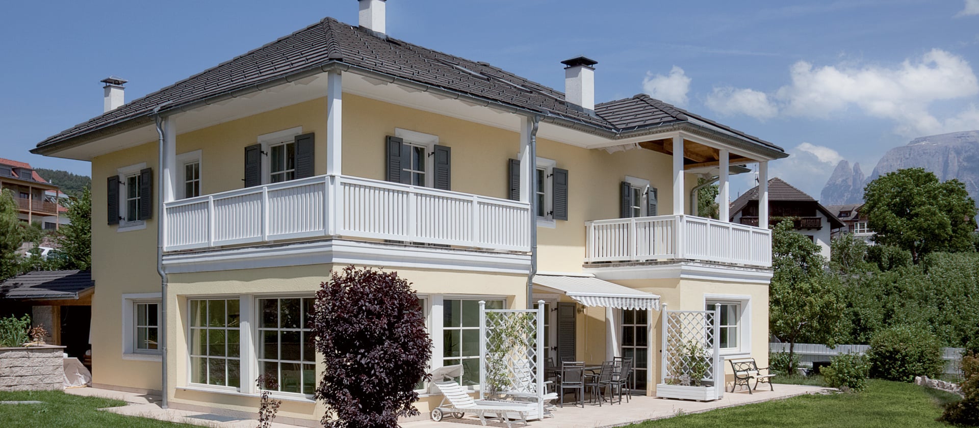 Landhaus mit weißen Finstral Fenstern und Fensterläden